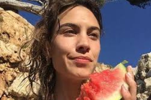 看宋雨琦穿短裙出席活动对长辈90度鞠躬才懂她火都是有原因的